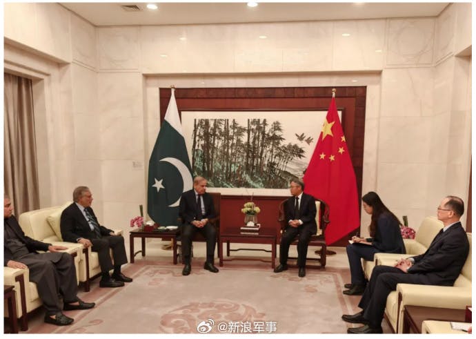 巴基斯坦总理夏巴兹吊唁遇难中国公民