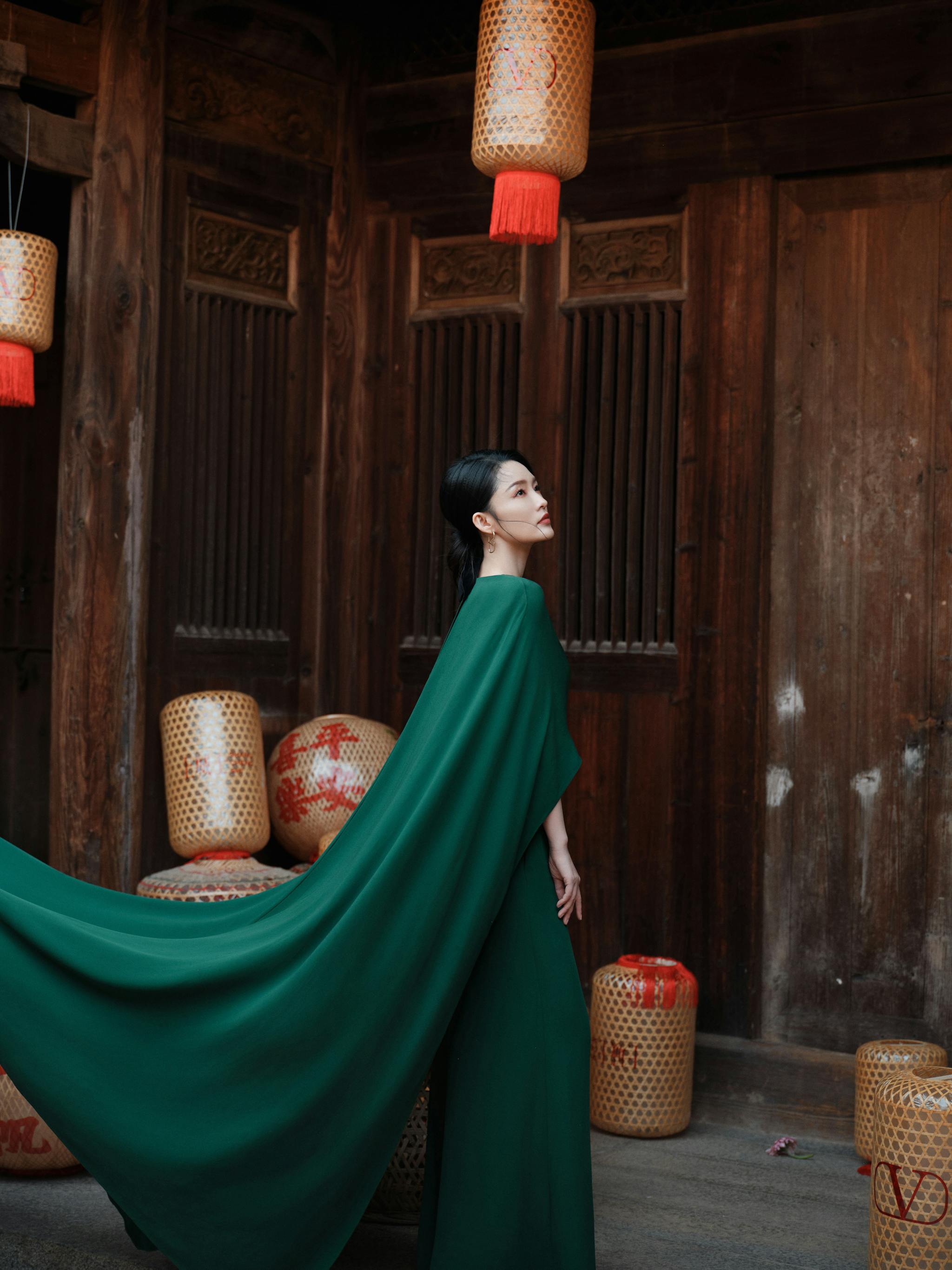 Li Qin's Green Gown Stirs Debate: Modernity vs. Tradition in Chinese Culture