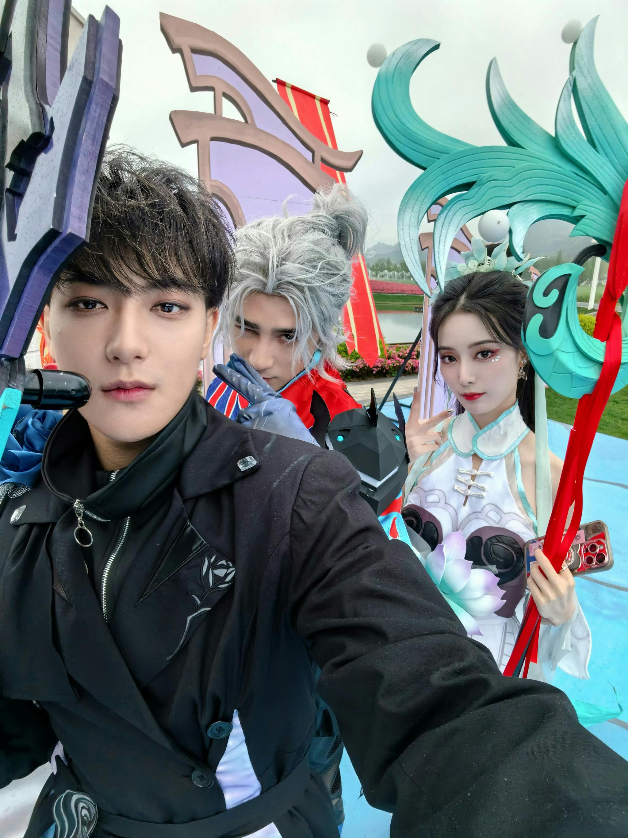 Friendship or Romance? Chinese Actors Xu Yiyang and Huang Zitao Spark Speculation with Cozy Photos on Set of 'Meng Tan 2024'