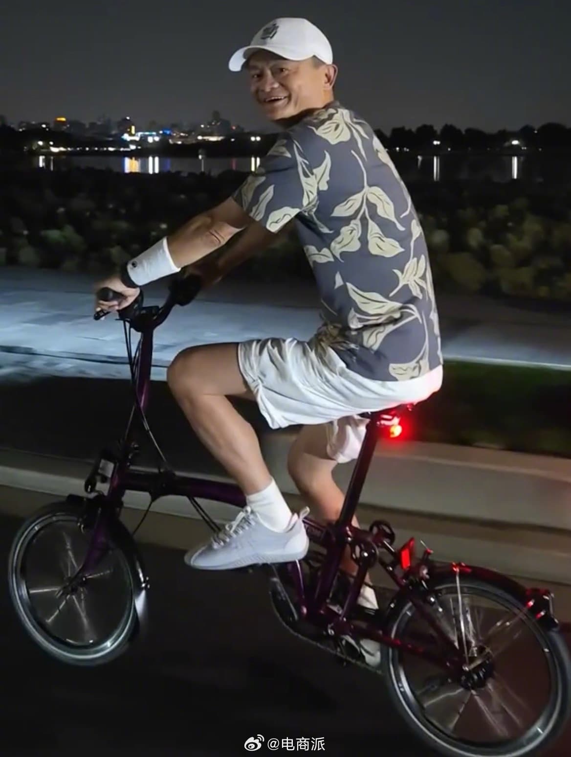 马云骑车夜游西湖
