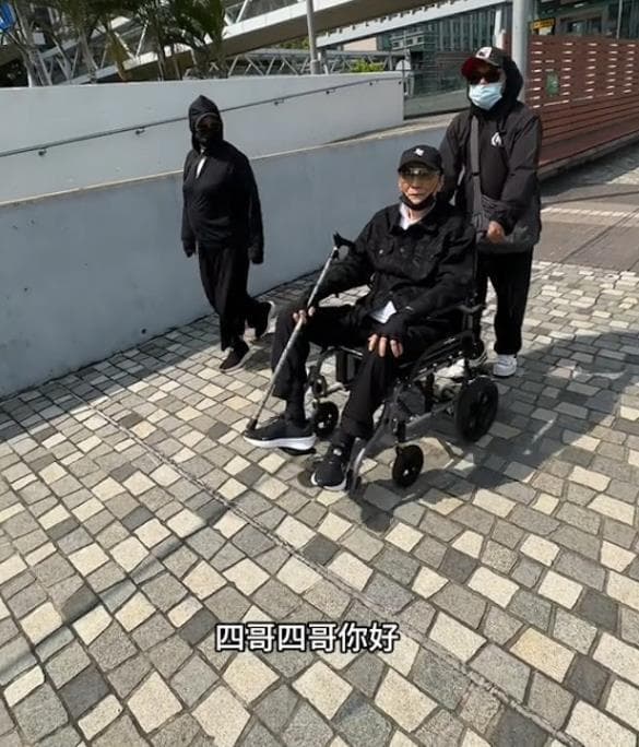 偶遇谢霆锋父亲谢贤坐轮椅出行