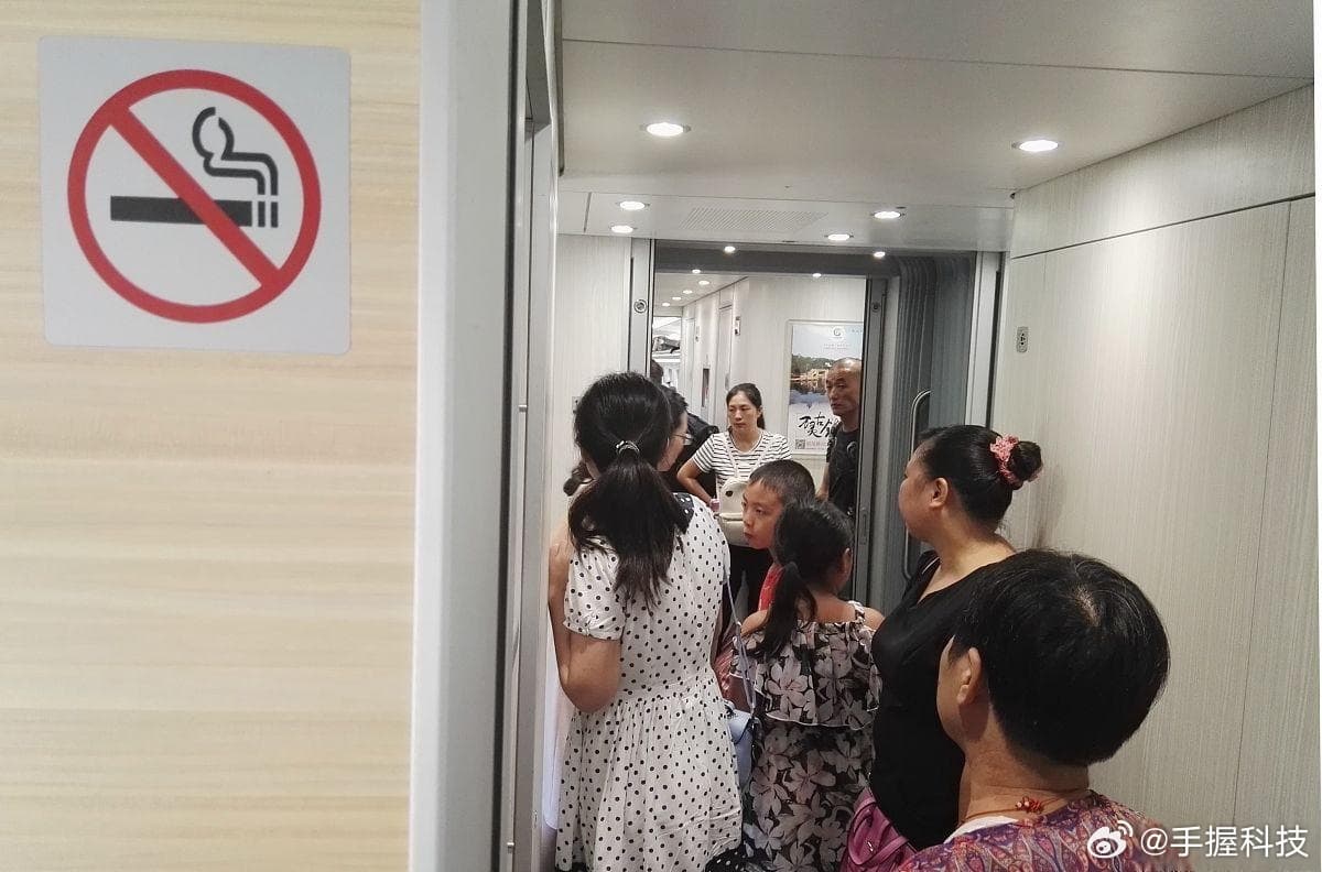 高铁站台禁烟比禁止吃泡面更紧迫