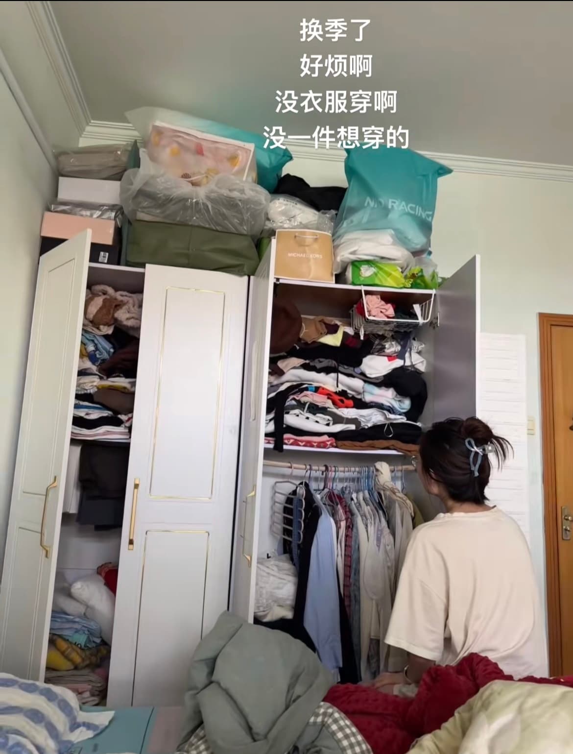无手换卫生巾女孩被开黄腔