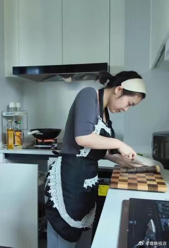 女子称穿瑜伽服上门做饭不是为流量