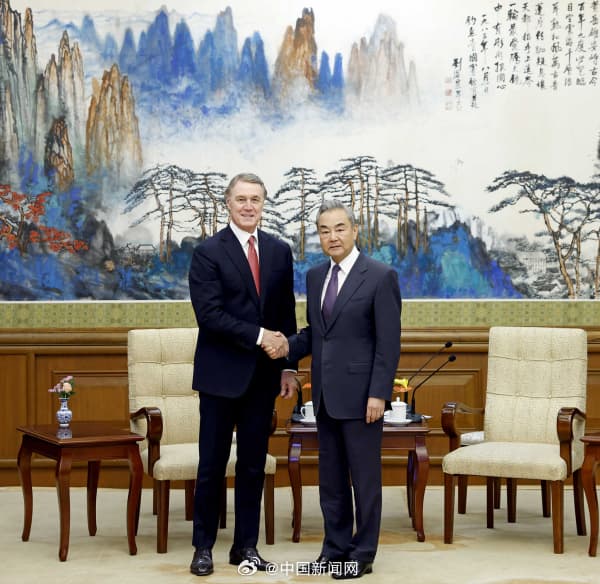 王毅会见美国新任驻华大使