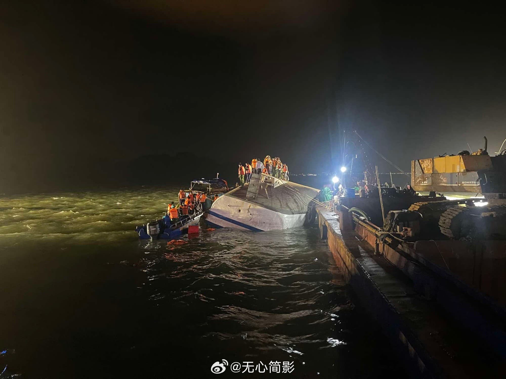 越南一游船倾覆已致27人死亡