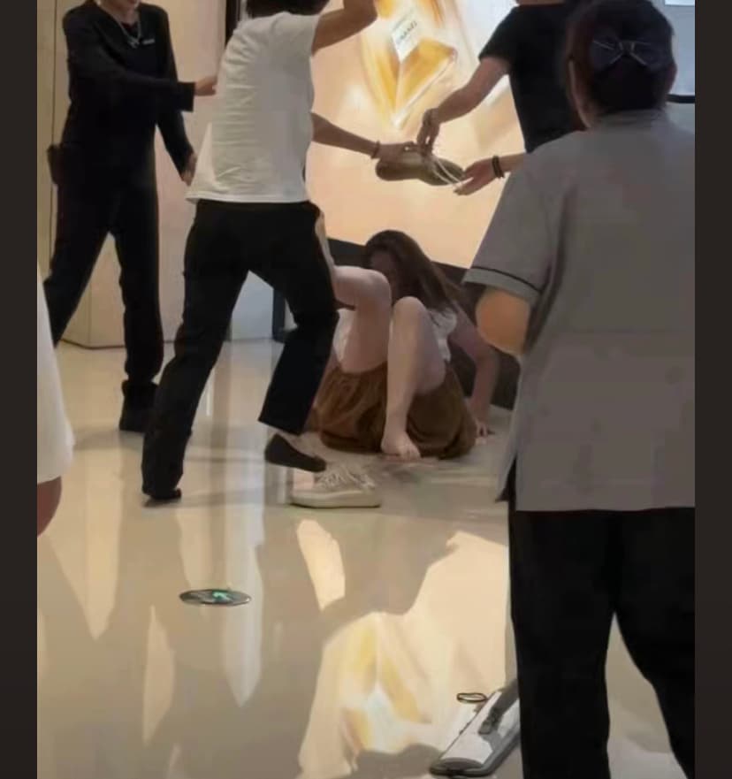 曝合肥一香奈儿店员与顾客扭打