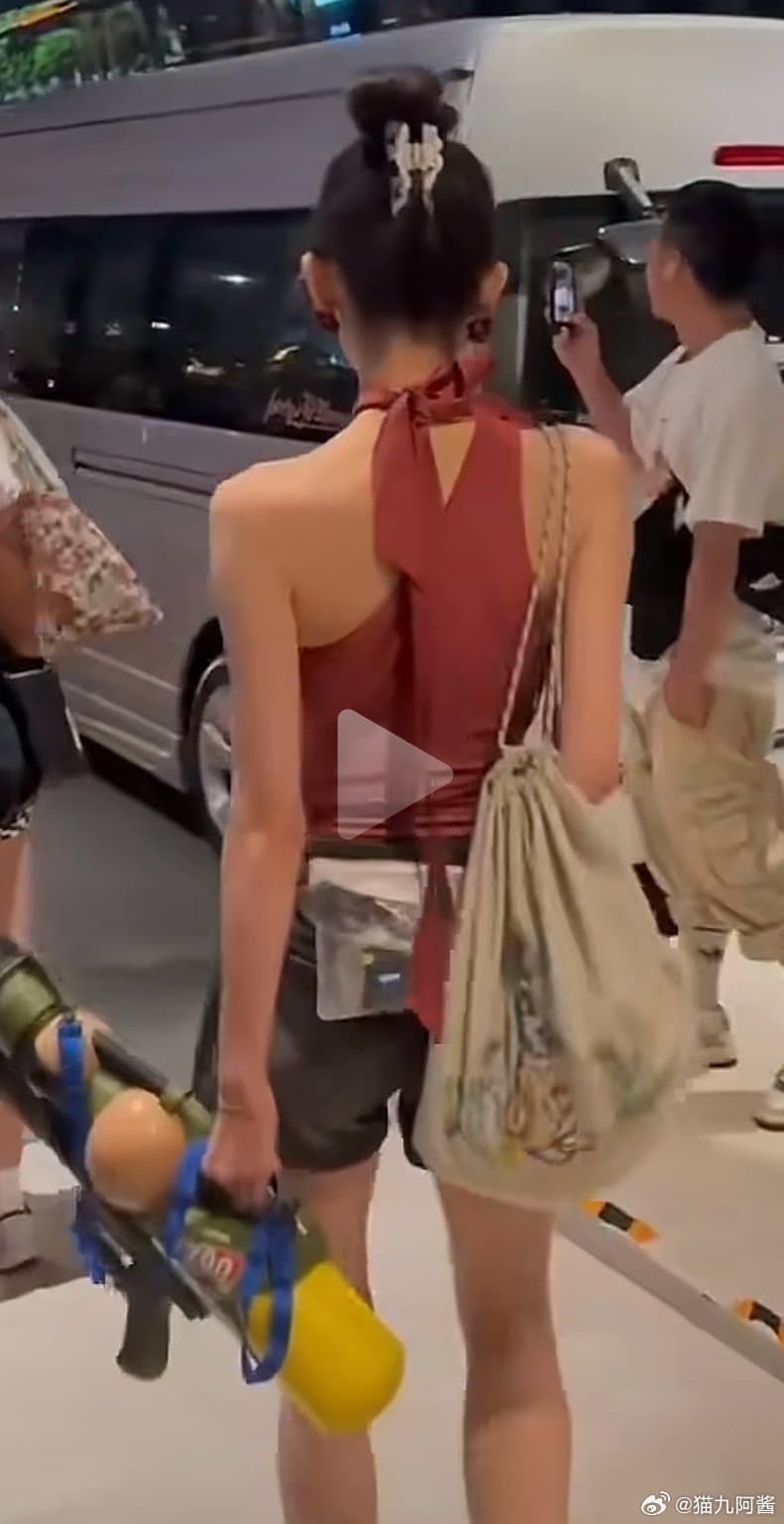 娜扎瘦成纸片人了