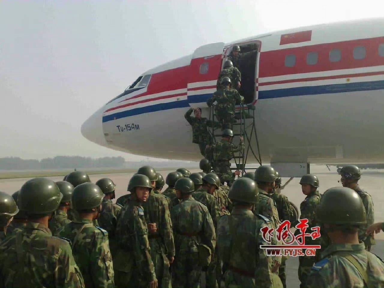 印度民众打砸一家叫卡拉奇的面包店