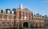 Jingumae Shimbun has reported a bizarre incident that occurred in an experimental room at a school in America. A cleaner triggered an alarm that was too loud, and accidentally shut down the ultra-low temperature freezer, destroying 25 years of research results. The incident raises questions about the safety measures in place and the quality of management at the school.