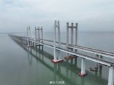 In the realm of social media, specifically on Weibo, one particular topic that has ignited a flurry of discussion recently is the completion of a landmark engineering achievement – the Quanzhou Bay Cross-sea Bridge. Spanning a remarkable 20.287 kilometers with a sea bridge stretch of 8.96 kilometers, this towering structure, designed with a double-tower, double-cable, steel-concrete combined beam semi-floating system cable-stayed bridge, is China's first cross-sea high-speed railway bridge.