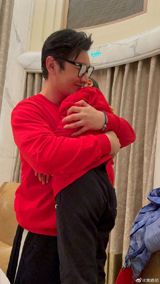 Title: "黄晓明与小海绵的温馨父子时光"