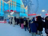 Title: "大冻梨街头走秀 小土豆被身高暴击" - Frozen Watermelon Show in Harbin
