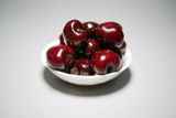 The recent shift in focus of Chinese consumers from the traditional favorite fruit, the sweet and juicy Guangdong sandy sugar oranges, to the exotic and expensive imported cherries, known as "Cherry Truffle" in Chinese, has caught the attention of many on social media. In a recent Weibo poll, 60% of participants agreed that this year's "Cherry Truffle" has surpassed sandy sugar oranges in popularity, with 20% stating their preference for the traditional fruit. Surprisingly, 10% of participants stated that they do not consume any fruit as part of their New Year festivities, a choice that reflects the diverse and evolving tastes of China's consumers.