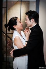 In an unexpected twist of events, renowned Taiwanese singer, Jam Hsiao (萧敬腾), has proposed to his manager Lin Youhui (林有慧), eliciting a storm of reactions across Weibo, China's leading social media platform.