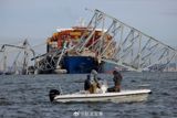 In the early hours of March 26th, a significant incident occurred in Baltimore, Maryland, when a portion of the Francis Scott Key Bridge collapsed, resulting in one fatality. According to the Maryland Transportation Authority, the bridge was struck by a vessel, leading to the collapse and subsequent death of one of the injured individuals who was being transported to the hospital. The incident began when a ship collided with the Francis Scott Key Bridge, causing a section of the bridge to crumble. The Baltimore Fire Department has expressed concerns that the collapse could result in more than twenty people and multiple vehicles falling into the water. The bridge, which spans the Patapsco River, is a vital transportation link for the city of Baltimore and the surrounding area. The news of the bridge collapse has sent shockwaves through the local community, with many people expressing their condolences and concerns on social media platform Weibo.