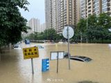 In recent days, the southern regions of China have experienced unprecedented heavy rainfall, with the most severe impacts reported in the provinces of Guangxi and Guangdong. The Central Meteorological Observatory upgraded its rainstorm warning to orange, indicating the severity of the situation. The torrential rains led to widespread flooding, significant property damage, and disruptions to daily life. The intensity of the rain was particularly overwhelming in cities like Nanning and Qinzhou. From the night of May 18th to the morning of May 19th, Nanning suffered from an extraordinarily heavy downpour, leading to multiple urban areas being submerged under water. The local authorities reported that the maximum hourly rainfall in Nanning exceeded 100 millimeters, while Qinzhou's Qinnan Longmen Port recorded an astounding 204.7 millimeters in just 60 minutes, breaking previous rainfall records for Guangxi. The impact of this deluge was immediate and severe. Many streets in Nanning were submerged, causing cars and other vehicles to be inundated. The local meteorological department had to issue continuous rainstorm warnings, further elevating the alert to a red warning in the worst-hit areas such as Xixiangtang District. As of the morning of May 19, precipitation in some regions like Xianghu Town in Wuming District reached 258.9 millimeters, indicating the intensity of the downpour.