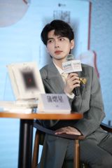 In a recent event that has captured the attention of netizens on Weibo, a person, referred to by the hashtag #有人自林中坠落#, or "#someone fell from a tree in the woods#," was reported to have plummeted from a tree.