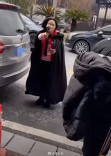 On March 19th, a video surfaced on Chinese social media featuring Chinese actress He Sefly chasing after a paparazzo, who was caught trying to secretly photograph her while she was on set. In the video, He Sefly, noticeably angry, is seen holding a prop staff and chasing down the photographer, demanding that he hand over his phone. The paparazzo, visibly distressed, flees the scene, resulting in many social media users praising He Sefly for standing up to the invasive photographer. The incident, which has sparked a lively discussion among Chinese internet users, is being referred to with the hashtag "He Sefly, the Scepter Queen." One Weibo user commented, "He Sefly is giving off a magical queen vibe." Many users agreed with the sentiment, praising He Sefly for taking a stand against the intrusive paparazzo.