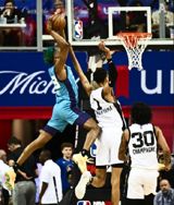 The much-anticipated NBA Summer League debut of first-round draft pick Vimbanyama did not go as planned, with the young forward struggling to make an impact on offense and defense. In a close match against the Hornets, Vimbanyama managed only 9 points and 8 rebounds while shooting 2-of-13 from the field and 1-of-6 from three-point range. The standout moment of his debut came when he was dunked by Kai Jones, drawing cheers from the crowd.