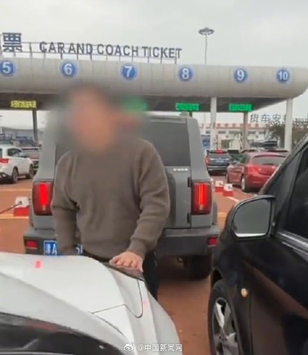 China's Road Rage Epidemic: Driver Attacks Car and Threatens Other Driver Over Alleged Lane Change