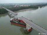 On February 22, at dawn in Nansha, Guangzhou, the Lisha Sand in Guangzhou was struck by a boat, causing four cars and one electric motorcycle to plunge off the bridge. According to official reports, five people were killed in the accident. Among the fallen vehicles, one empty bus, one truck, and one electric motorcycle plunged into the hold of the boat, while two small trucks fell into the water.