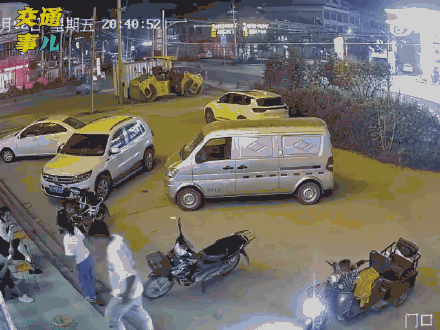 On May 28th, a 12-year-old boy in Suzhou died after accidentally hitting a five-year-old boy with an electric scooter. The incident occurred when the boy was playing on an electric scooter that had not been locked. The boy climbed onto the scooter and accidentally hit the five-year-old, who unfortunately passed away despite attempts to save him.