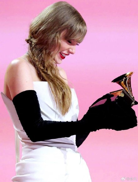Taylor Swift and Travis Kelce Share Kiss After Super Bowl Victory