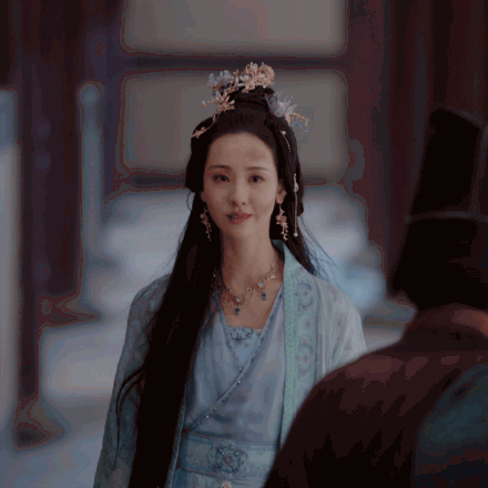 According to a recent Weibo post, the Chinese TV series "Long Winter Full Moon" has caused a stir on social media due to its dark and twisted plot. The drama is centered around the fictional character Bai Jinyao, played by actress