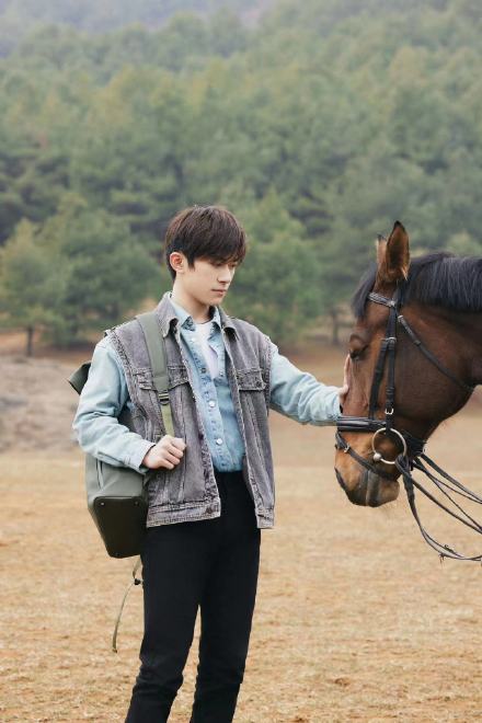 Yang Yiyi's jeans layered wear