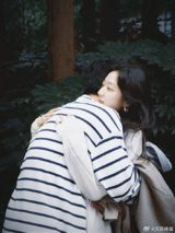 In recent days, a new Chinese romantic comedy series titled "The PhD Love Story" has captured the attention of audiences, showcasing the lives of two ambitious scientists navigating love and career. The show follows the romantic journey of Dr. Tao Shengnan and Dr. Zhang Xiaoyan, portraying both the challenges and rewards of finding love in a world of academic rigor. While the series has drawn praise for its nuanced portrayal of young scholars, it has also sparked controversy and debate among viewers and Weibo users alike.