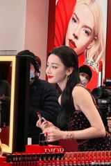 In recent weeks, Chinese actress and singer Dilraba Dilmurat, more commonly known as "Di Li Re Ba," has been making waves on social media for her impressive English-speaking skills. The Internet has been abuzz with praise for the star, with many netizens expressing their admiration for Re Ba's confidence and eloquence.