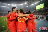 In a long-awaited victory, the Chinese national football team, or 国足, secured a 4-1 win against Singapore in the World Cup qualifiers on the evening of the 26th. The match took place at the Tianjin Olympic Center Stadium, a venue that has been referred to as a "water drop" due to its design.