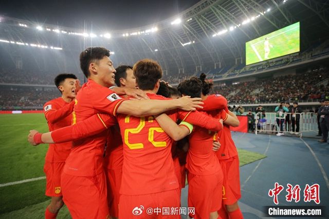 Chinese National Football Team Secures Victory Against Singapore, Sparking Enthusiasm and Controversy on Weibo