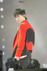 Zhang Jie's New Microphone and Nationwide Tour Ignite a Sensation in China Chinese pop star Zhang Jie has recently revealed a sneak peek of his new microphone and announced his nationwide tour, setting off a wave of excitement and anticipation among his fans.