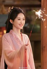 In the bustling Chinese social media sphere, a heated debate has emerged around the new television drama, "With Swallow," which features two prominent actresses, Zhao Liying and Li Jiaqi, as rivals. The show has captured the attention of millions of viewers, sparking intense discussions on Weibo, China's popular microblogging platform. The show's protagonist, Zhao Liying, plays a fierce and powerful warrior, revered by the people and soldiers alike.