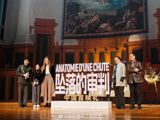 In a recent event, the host of a talk show following a screening of the film "The Trial of the Chicago 7" at Peking University, Chen Ming, apologized for his conduct during the event. The film, directed by Rian Johnson, features a discussion between Tong Dawei and Dong Yuhui, with Chen Ming serving as the host. The discussion, which took place after the film's screening, was aimed at sharing personal feelings about the movie, disregarding gender, as Chen Ming stated, "We are not here as men or women, but as people, sharing our genuine feelings."