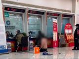 In a recent video that has gone viral on Chinese social media platform Weibo, a woman was seen kneeling down at the counter of a bank in Nanjing, Jiangsu Province, desperately pleading for someone to switch places with her in the queue so she could urgently conduct her banking business. On February 17, witnesses report that the woman's agitation escalated, leading her to kneel in front of the bank teller at the China Construction Bank's Nanjing Rain Flower branch.