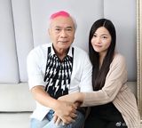 On Weibo, the news has been shared that 27-year-old Hong Kong actor and TV star Li Long Ki is engaged to his 36-year-old girlfriend Wang Qing Xia. The pair have been in a relationship since 2019, with Wang being an engineer and Li also saying they share a common interest in remote control planes. Li also said that they were not facing any age gaps as there was a popular saying that "age is just a number." However, the internet users reacted differently, with some suggesting that they were too old for each other due to their differing ages and one even going so far as to suggest that his son QingXia had been leading him astray. Despite these comments, many congratulated the couple on reaching marriage. It remains to be seen if Li Long Ki will indeed marry Wang Qing Xia this year or if he will continue to enjoy a stable relationship without getting married.