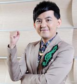 Prominent TV host, Mickey Huang, has publicly admitted to sexual harassment charges following allegations made against him. Huang was accused of forcibly kissing a girl when she was 19 and taking explicit photos of her (@新浪娱乐). In a live stream, he accepted the accusations and apologized, stating, "First, I must of course apologize, I am sorry to have let down so many people's trust and expectations" (@新浪娱乐).