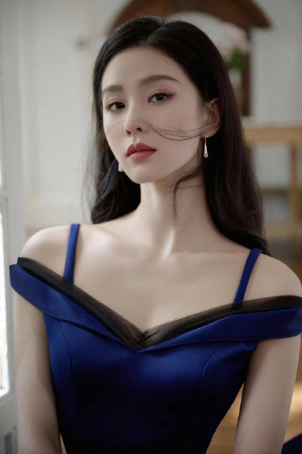 Liu Shishi's blue dress is so elegant