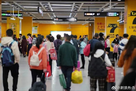With the Chinese New Year festival drawing to a close, many people are preparing to return to work. However, due to factors such as weather changes and difficulties in obtaining tickets, many are struggling to purchase return tickets on time. As a result, the question arises: What should employees do if they want to return to work, but cannot buy a ticket? This issue is particularly relevant during the high-traffic period surrounding the Chinese New Year.