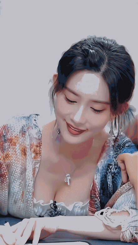 Chinese Duo Steals Hearts with Comedy and Vocals