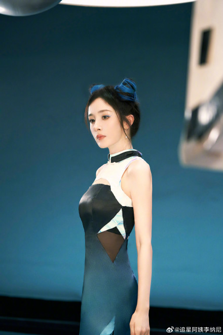 Yang Mi's Playful Bow Tie Trend on Weibo