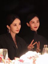 A recent series of tweets on social media have gone viral, featuring images of two of China's top actresses, Liu Shishi and Yang Mi, also known as "诗幂." The two friends were seen enjoying a night out together, attending a glamorous event and showcased their close bond through their actions and affectionate gestures towards each other.