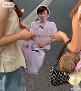 In the vibrant world of Chinese social media, an intriguing trend has emerged and sparked fervent discussions among Weibo netizens: the concept of Celebrity Chaser Phone Cases. With netizens expressing their excitement, approval, bemusement, and even mild disapproval, the trend is sparking spirited debates and has quickly become one of the hottest topics online.