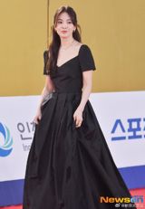 Title: Song Hye Kyo Steals the Show at Blue Dragon Drama Awards with Black Glamour
