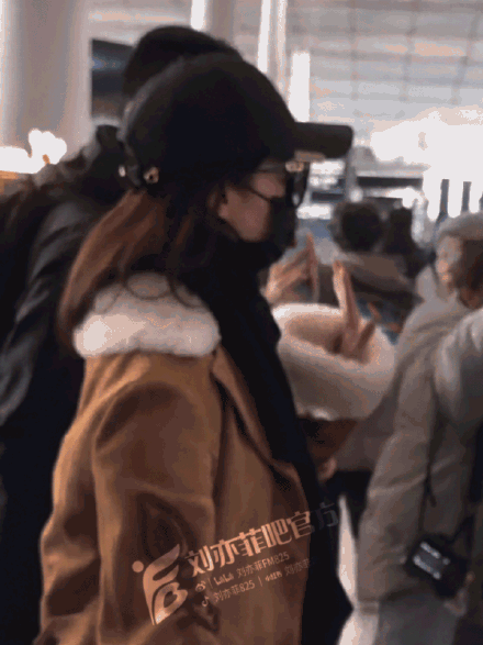 Title: Netizens and Fans Gush Over Photos of Actress Liu Yifei in Paris