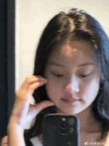 In a recent development, Chinese social media has been abuzz with excitement and pride as the seven-year-old daughter of Chinese celebrities, Jia Nailiang and Li Xiaolu, shared a video of herself doing her own makeup for the first time. The video has gone viral, garnering thousands of likes and comments from netizens.