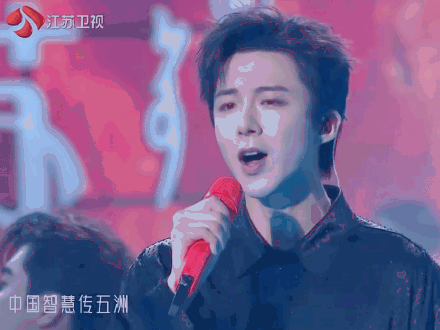 Fake Singing Debate: Netizens Call for Transparency in Chinese Year-End Concerts